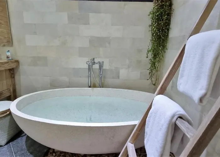 Tropical 2br Private Pool In *